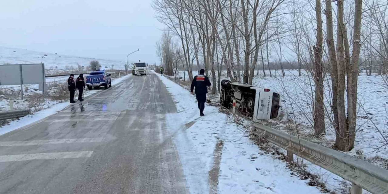 Minibüs Kayganlaşan Yolda Devrildi: 3 Yaralı