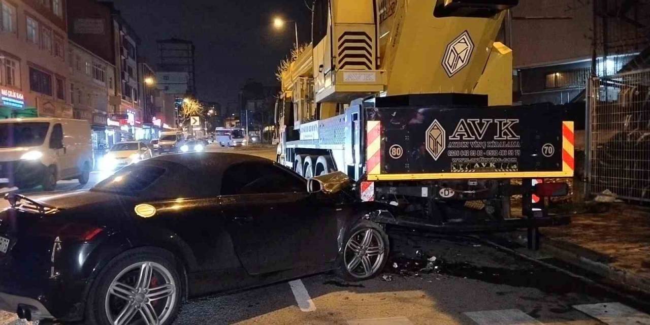 Ümraniye’de Lüks Otomobil Park Halindeki Vince Çarptı