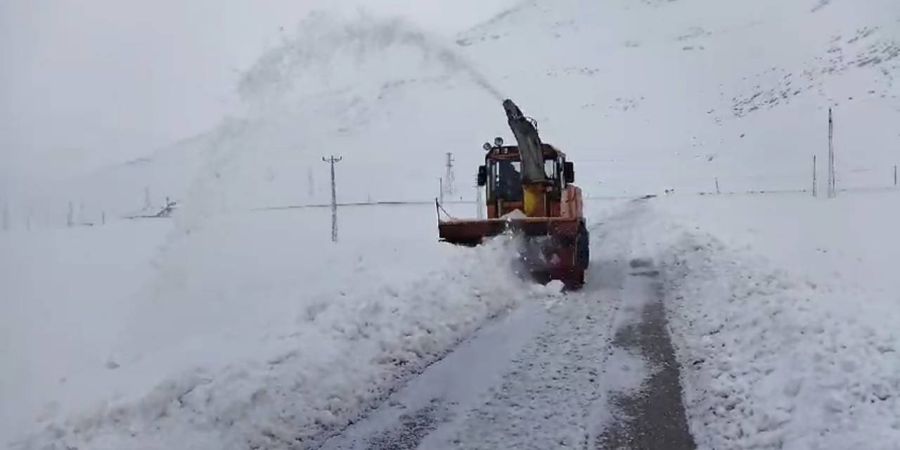 Yüksekova’da Kapalı Yollar Açılıyor