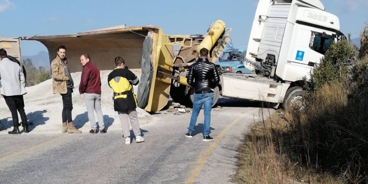 Kum Yüklü Tırın Dorsesi Anayola Devrildi