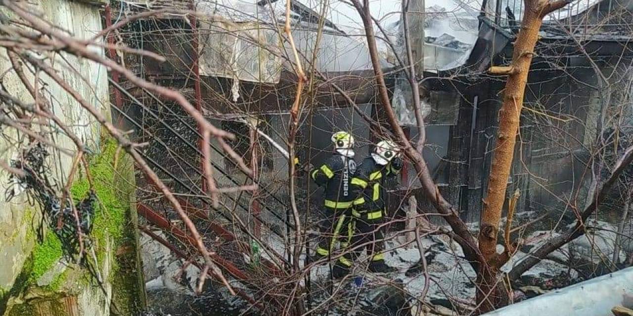 Anne Ve Oğlunun Yaşadığı Ev Alevlere Teslim Oldu