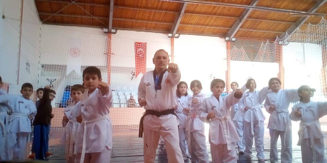 Gençlere Taş Çıkartan 64 Yaşındaki Taekwondocu Çocuklar İçin Kolları Sıvadı