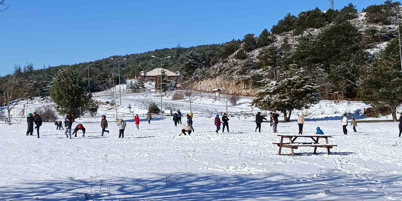 Spil’e Kar Yağdı, İzmirliler Kar Keyfi Yaptı