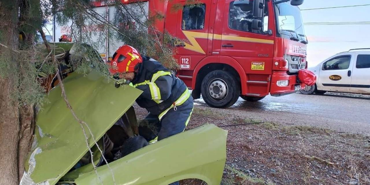 Yol Kenarındaki Ağaca Çarpan Otomobil Hurdaya Döndü: 2 Yaralı