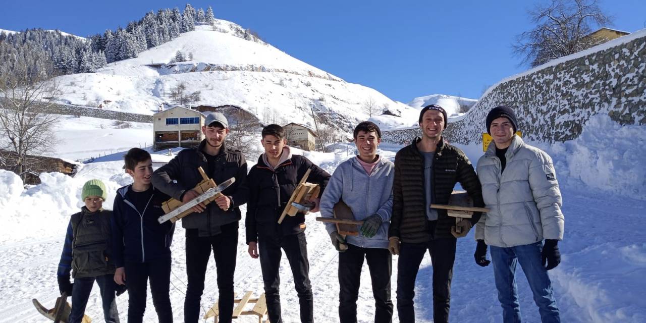 Tatilin Keyfini Tahta Kızaklarla Kayarak Çıkartıyorlar