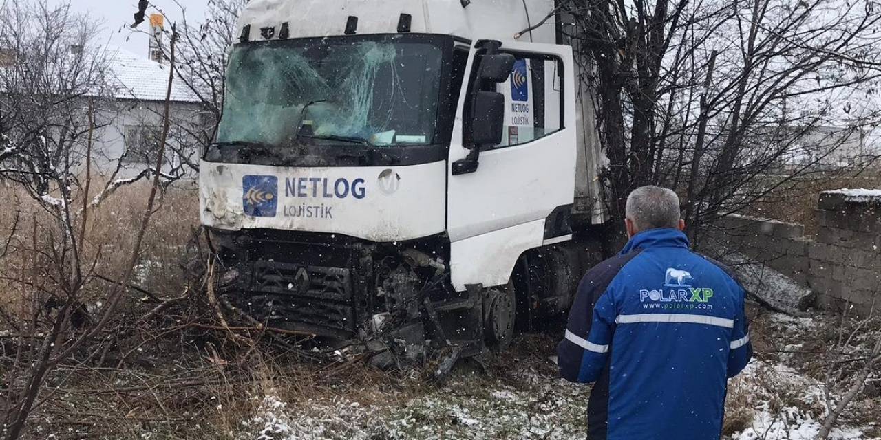 Kontrolden Çıkan Tır Bahçe Duvarına Çarptı: 1 Yaralı