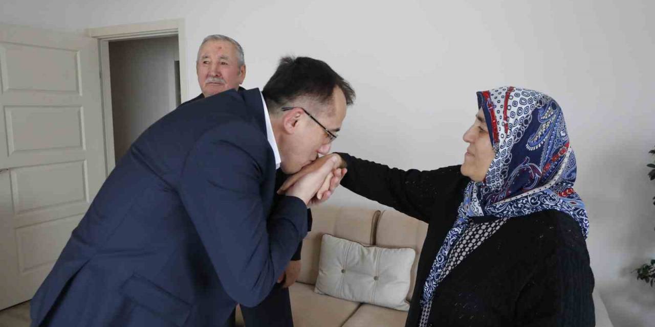 Savran, Seçim Çalışmalarına Anne Ve Babasının Ellerini Öperek Başladı