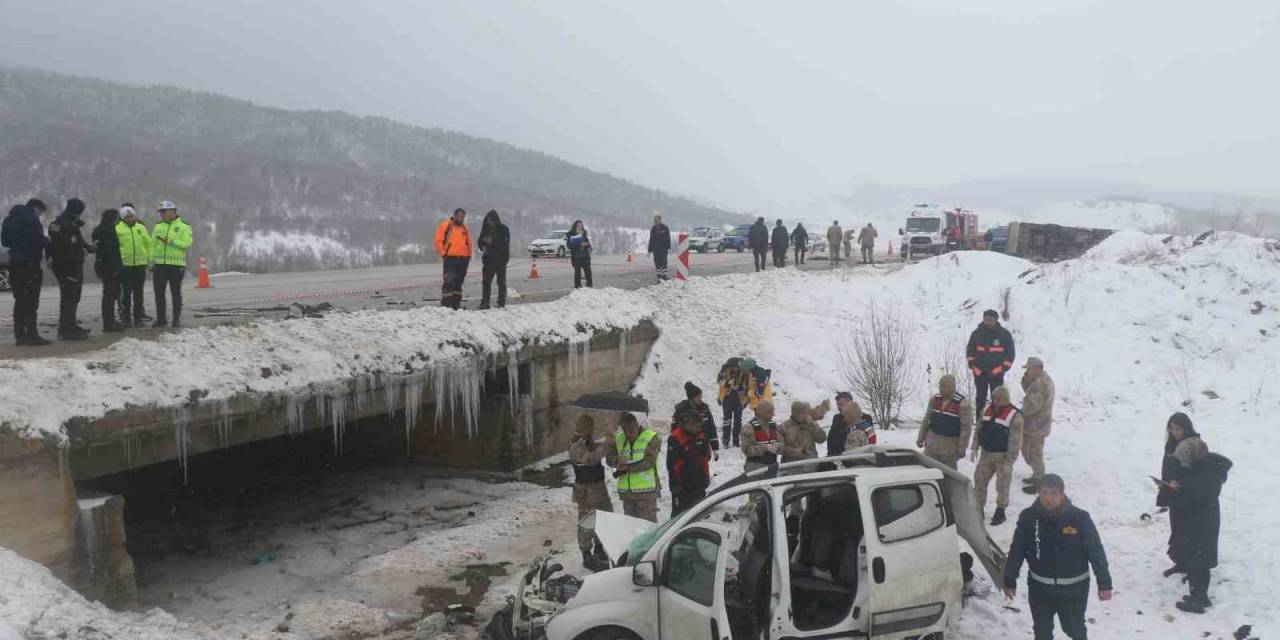 Erzincan’da Fiat Marka Hafif Ticari Araç İle Midibüs Çarpıştı: 1 Ölü, 6’ı Asker 9 Yaralı