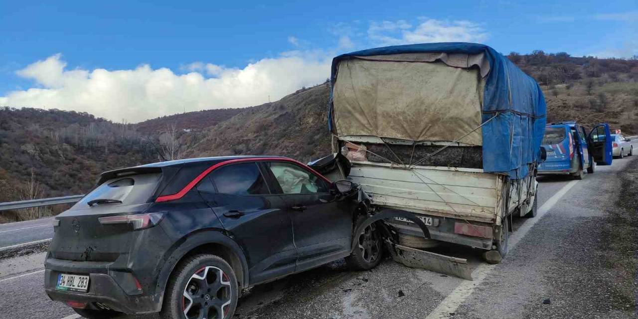 Hafif Ticari Araç Kamyonete Çarptı: 5 Yaralı