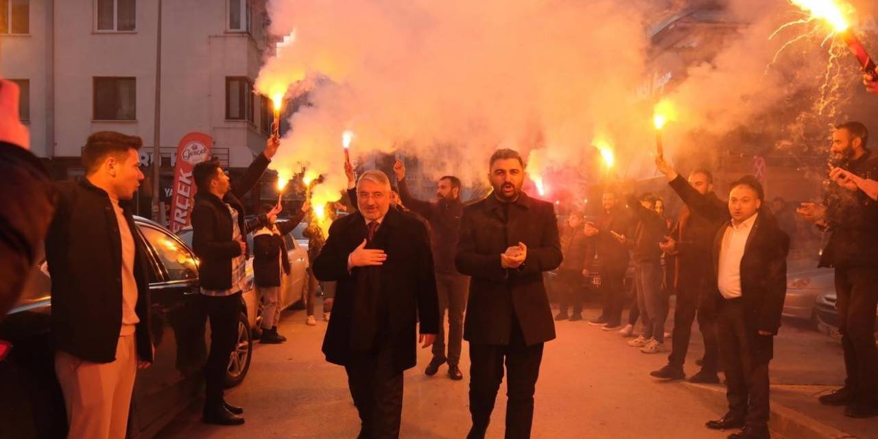 Partililer Tarafından Meşalelerle Karşılanan Başkan Aşgın: “Gecemiz Gündüzümüz Çorum Olacak”