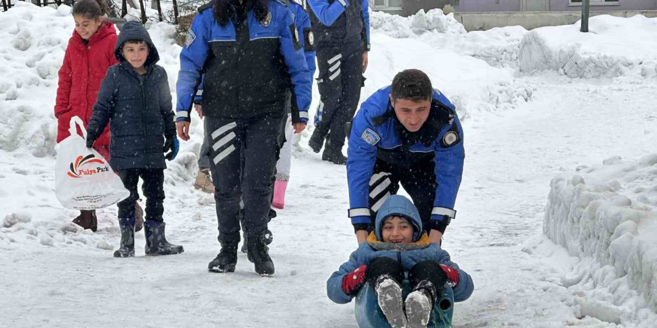 Polisler Çocuklarla Karda Kaydı, Kar Topu Ve Futbol Oynadı