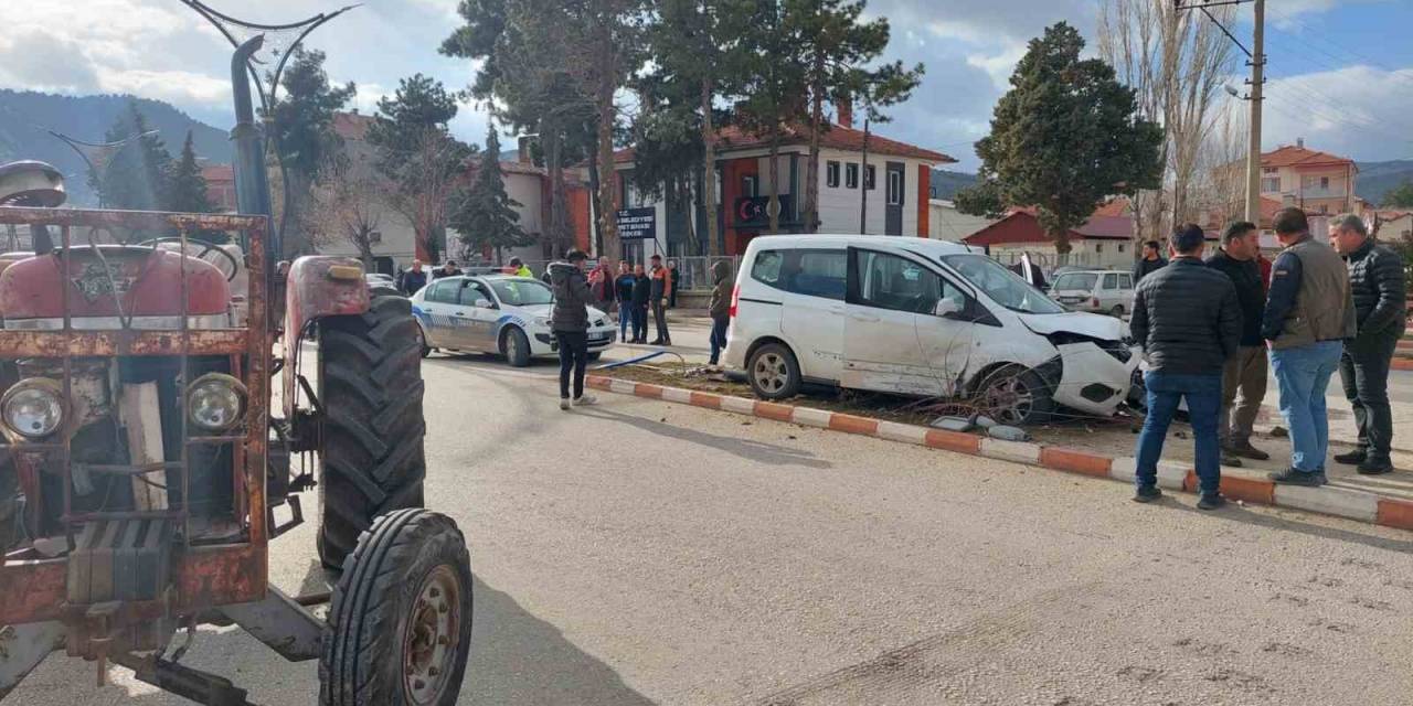 Burdur’da Traktör İle Hafif Ticari Araç Çarpıştı: 1 Yaralı