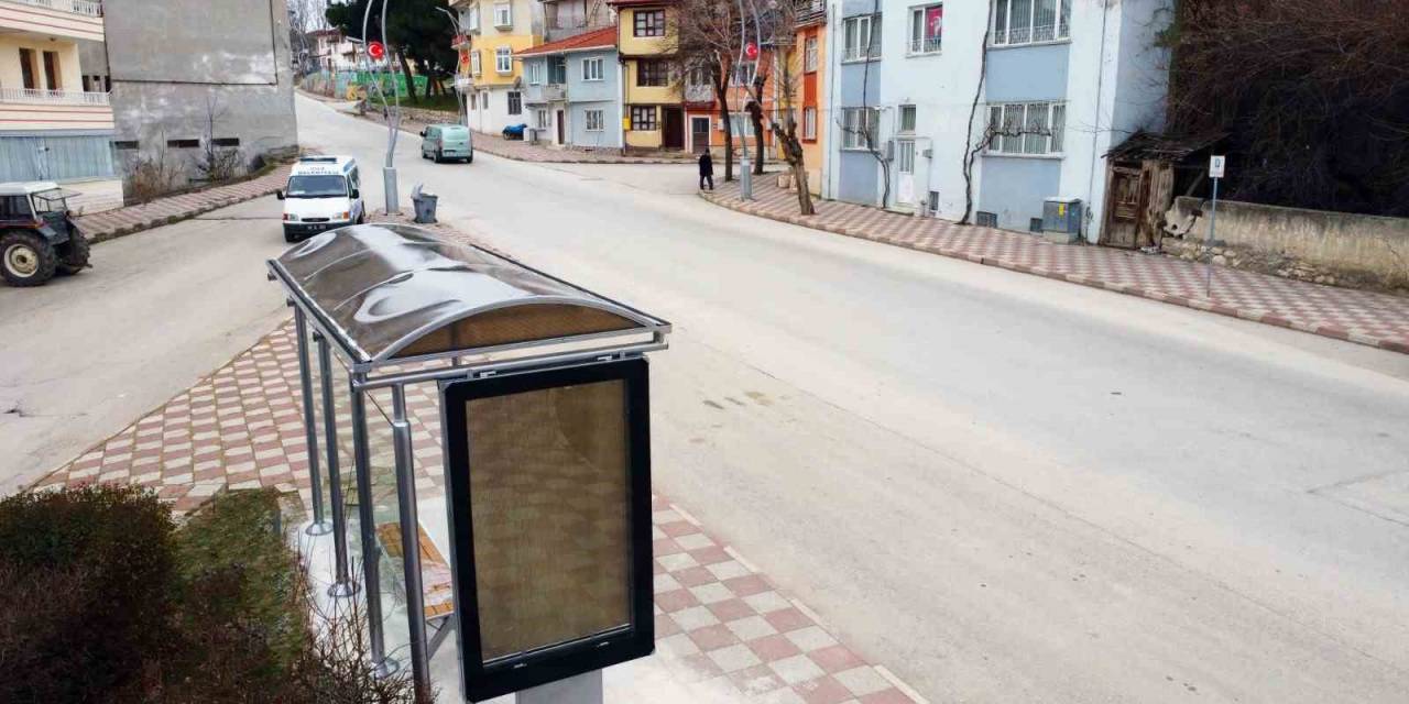 Zile’de Otobüs Durakları Yenilendi