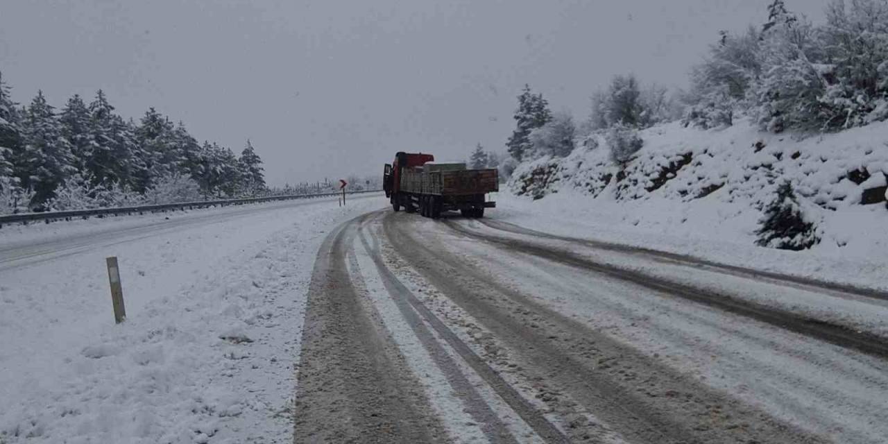 Karabük’te Kar Yağışı Sürücülere Zor Anlar Yaşattı