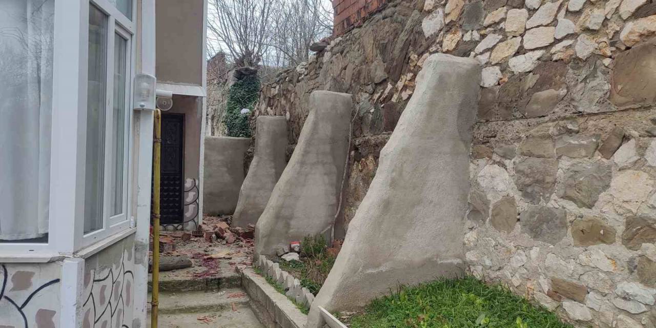 Keşan’da Üzerine Duvar Düşen Kadın Hayatını Kaybetti