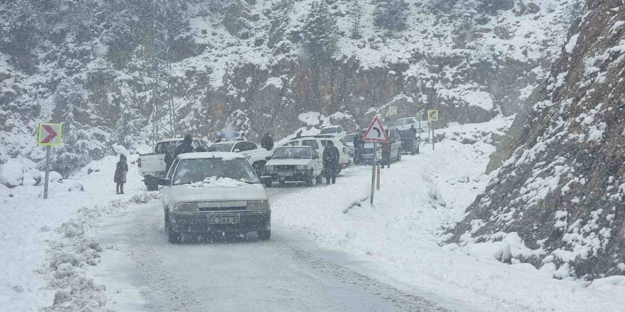 Adana’da Karda Mahsur Kalan Araçlar Kurtarıldı