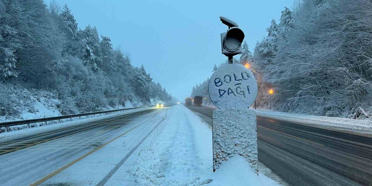 Bolu Dağı Geçişinde Aralıklarla Kar Yağışı Etkili Oluyor