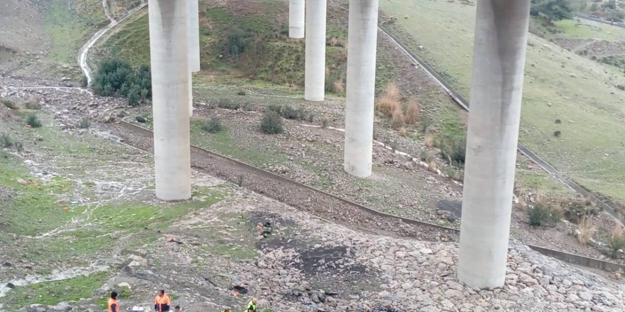 Tır Viyadükte Asılı Kaldı: Sürücü Metrelerce Yükseklikten Aşağı Düştü