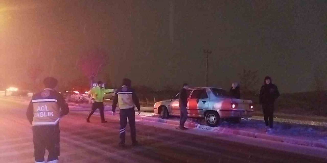 Sivas’ta Buzlanan Yol Kazalara Neden Oldu