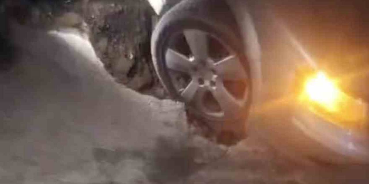 Yolda Oluşan Çukura Araç Düştü