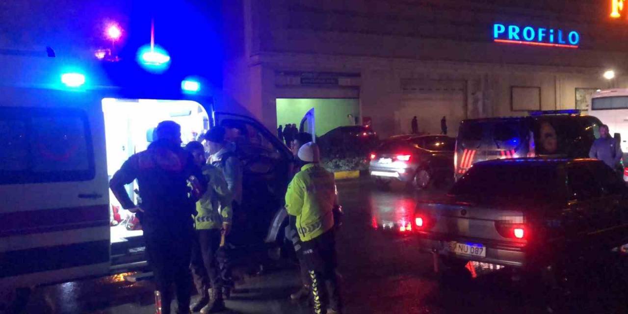 Trafik Kazası Sonrası Taraflar Birbirine Girdi: 1 Kişi Yaralandı