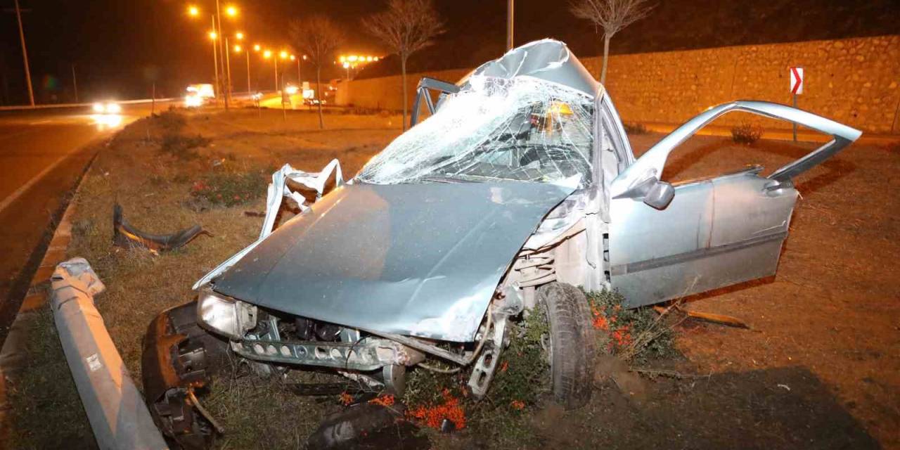 Aydınlatma Direğine Çarpan Otomobil Hurdaya Döndü: 1 Ağır Yaralı