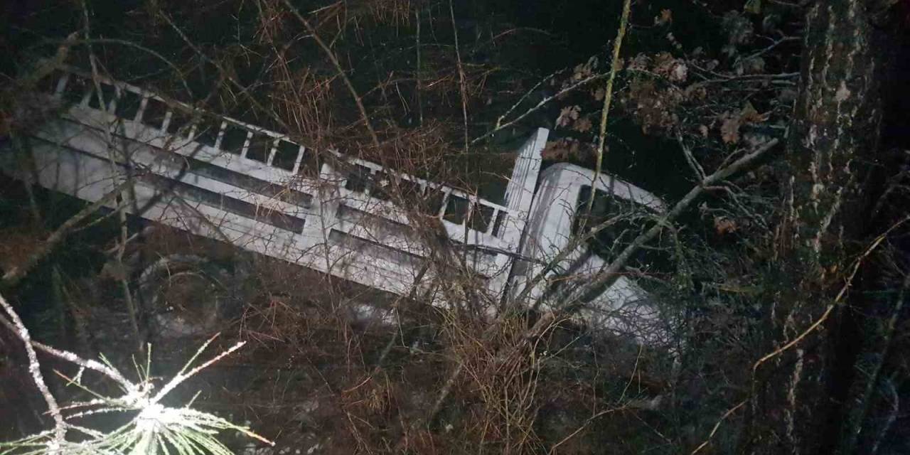 Karlı Yolda Kontrolden Çıkan Kamyonet Şarampole Uçtu