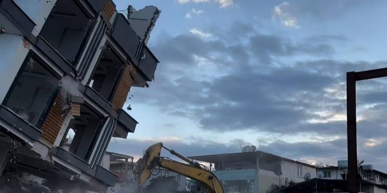 Bina Çökünce Operatör Kaçarak Canını Kurtardı, Korku Dolu Anlar Kamerada