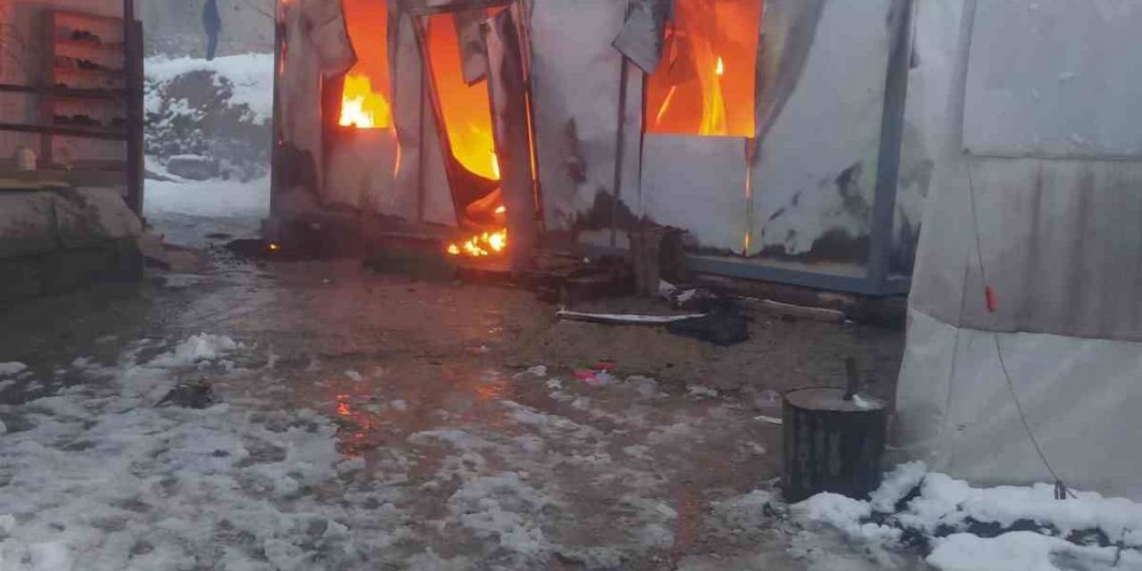 Depremzede Yaşlı Kadın Ve Engelli Torunu Yangından Son Anda Kurtuldu