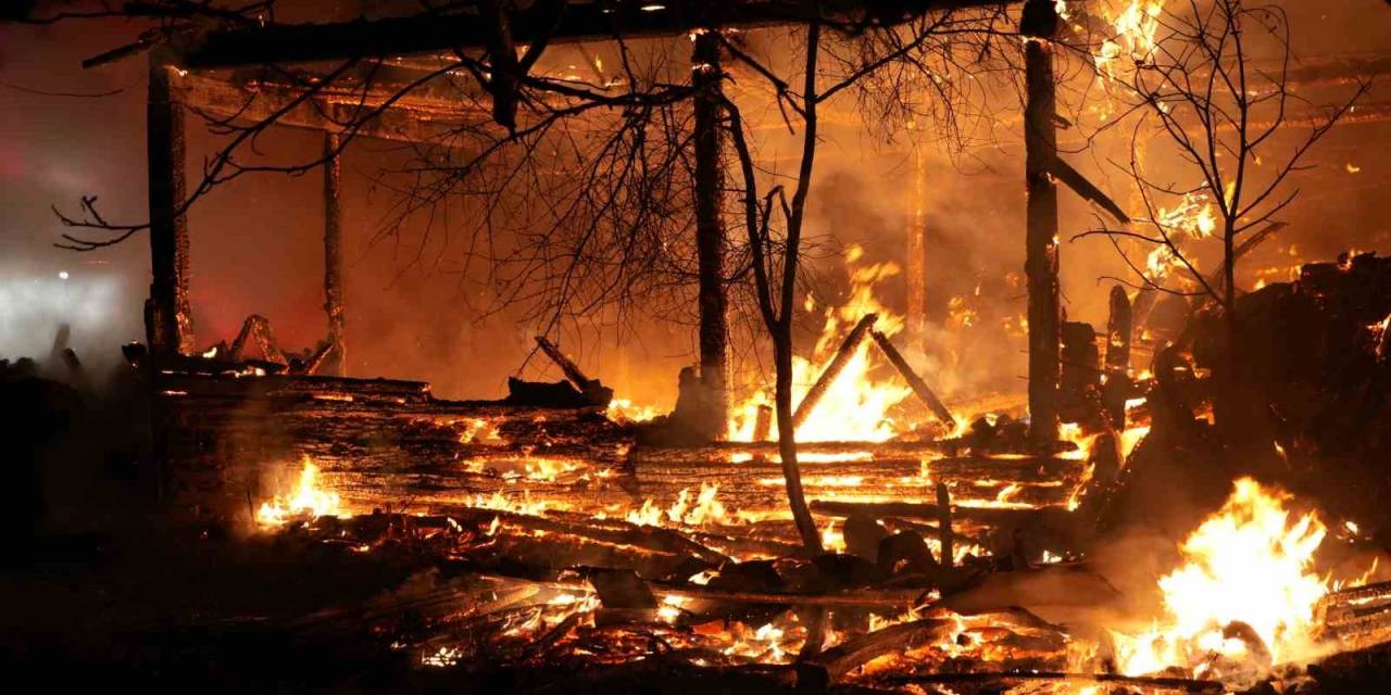 Kastamonu’da Alevlere Teslim Olan İki Katlı Ahşap Ev İle Traktör Küle Döndü