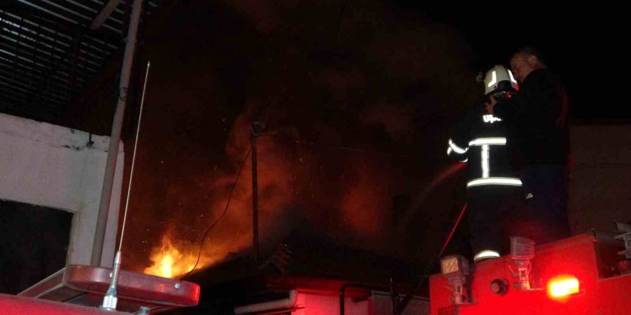 Binayı Kaplayan Alevler Paniğe Neden Oldu