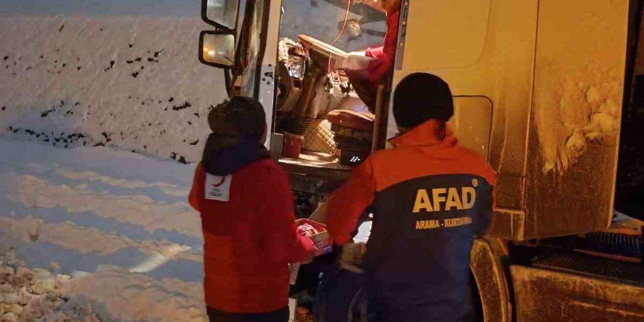 Yolda Kalan Sürücü Ve Yolculara Kumanya Dağıtıldı