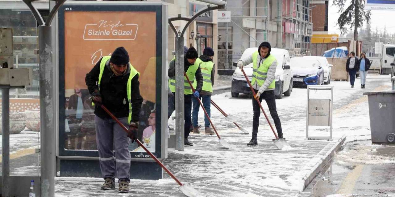 Niğde Belediyesi’nden Kent Genelinde Karla Mücadele Çalışması