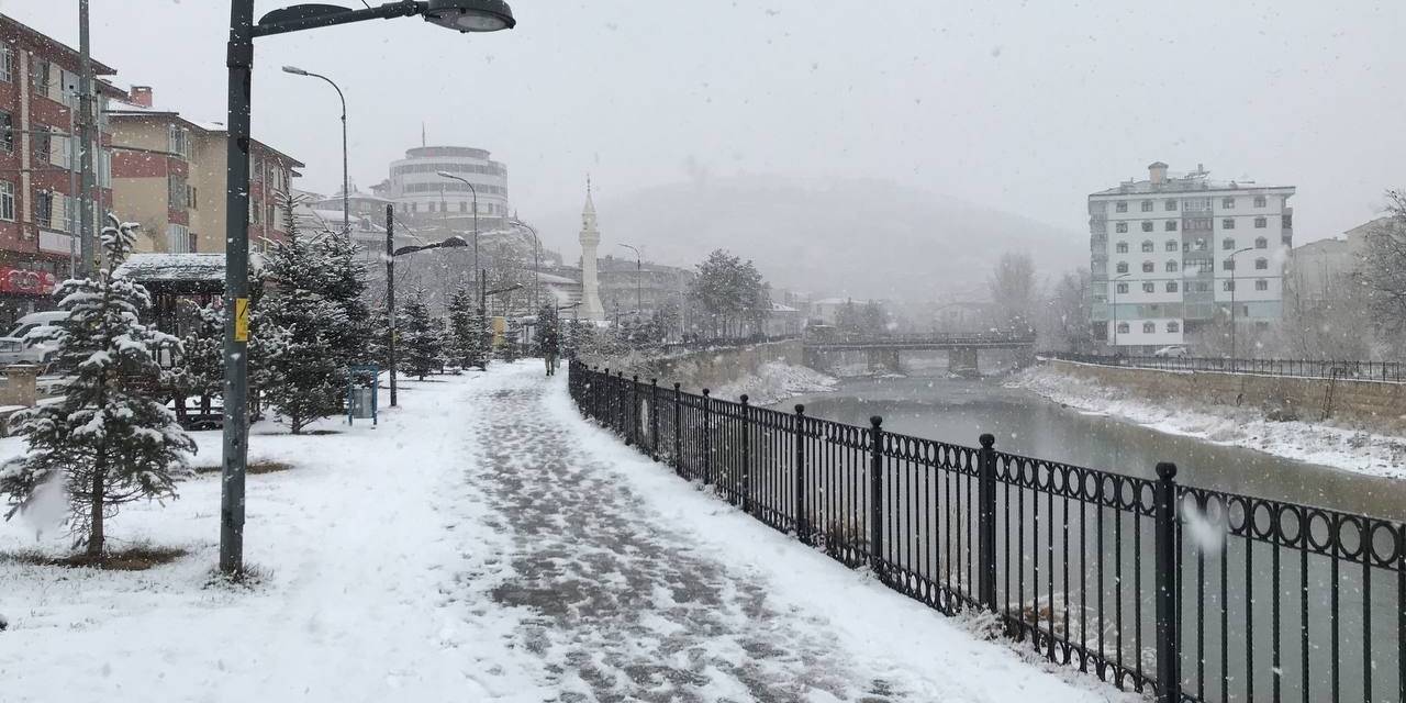 Bayburt Güne Kar Yağışıyla Uyandı