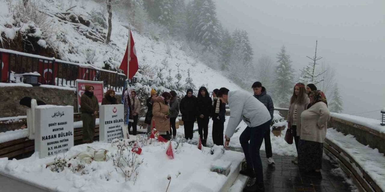 Kepsutlu Öğrenciler Şehit Eren Bülbül’ü Mezarı Başında Andı