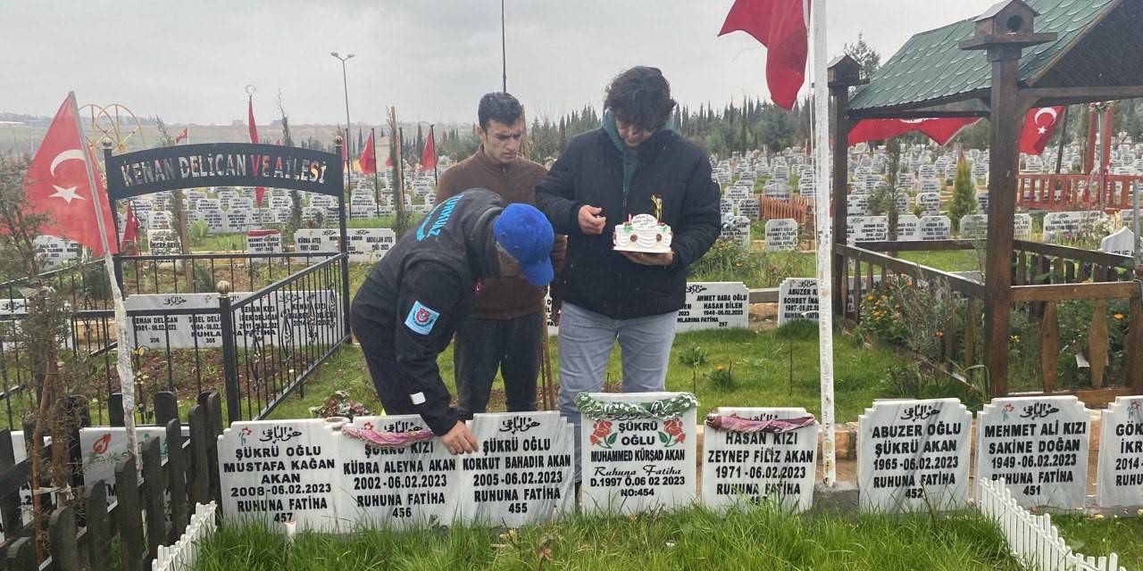 Depremde Hayatını Kaybeden Korkut’un Doğum Günü Pastası Mezarına Bırakıldı