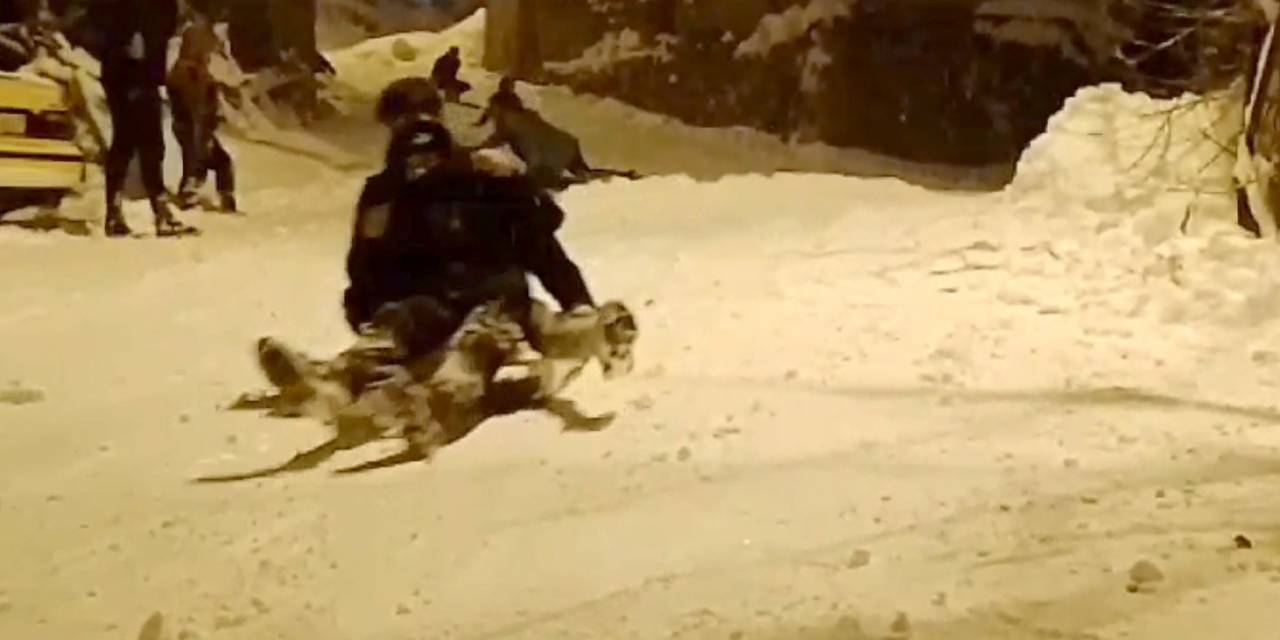 Hakkarili Çocukların Gece Kızak Keyfi