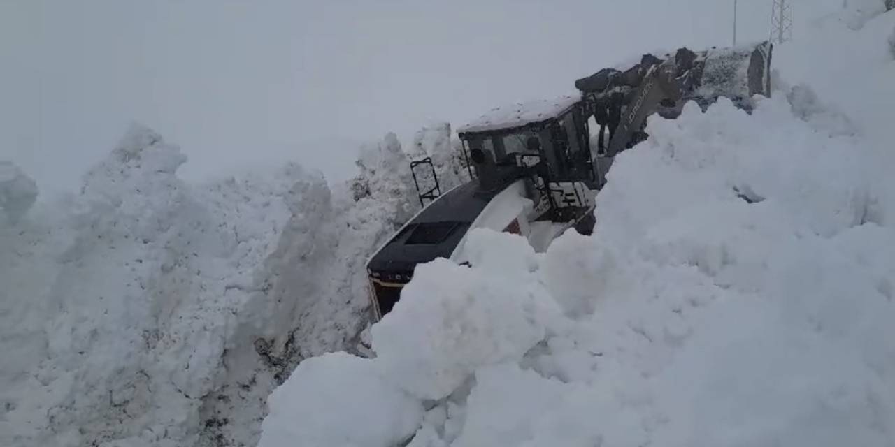 Yüksekova’da 5 Metreyi Geçen Kar Tünellerinde İş Makinaları Gözden Kayboldu