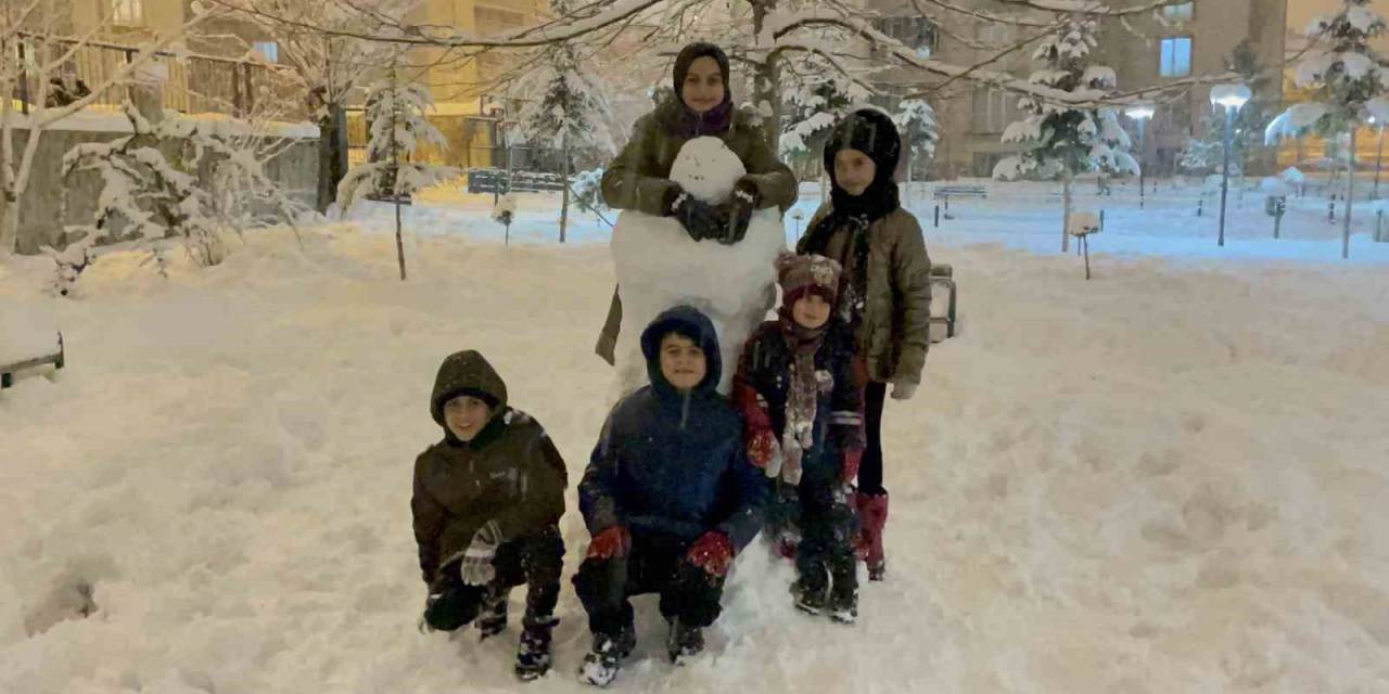 Tatvanlı Çocukların Kartopu Ve Kardan Adam Keyfi