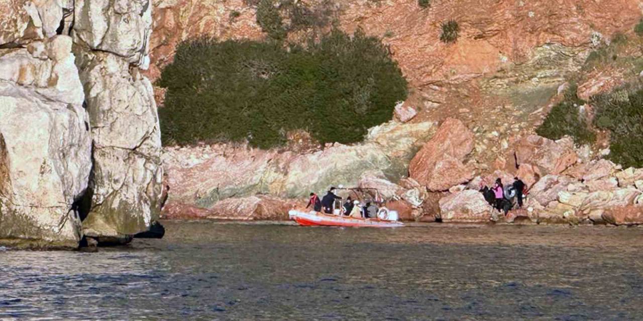 Düzensiz Göçmenleri Yunan Adası Diyerek Çiftlik Koyuna Terk Ettiler