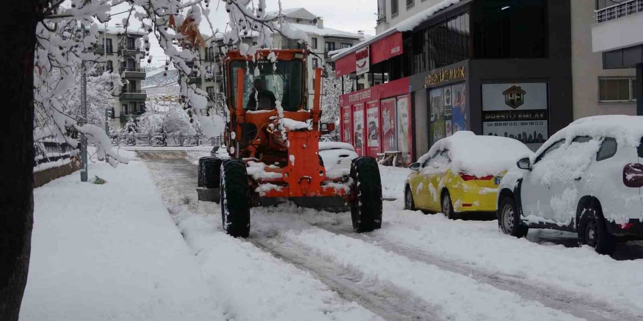 Bingöl’de Kar Kalınlığı Yer Yer 30 Santimi Aştı, 283 Köy Yolu Ulaşıma Kapandı