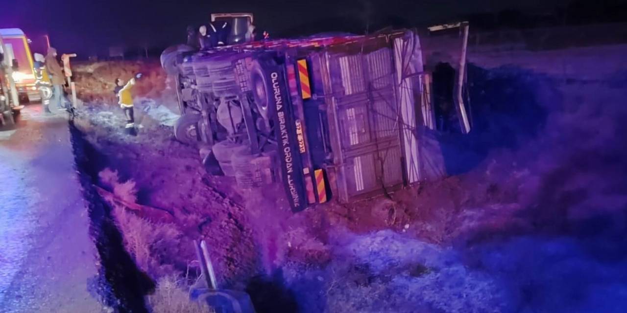 Konya’da Kamyon Devrildi: 1 Yaralı