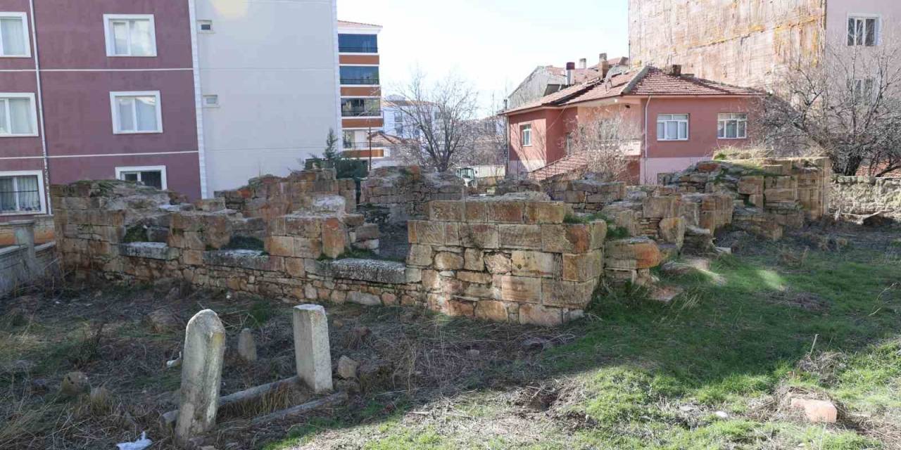 Yüzyıl Önce Temelleri Atılan Ve Tamamlanamayan Cami Yüksek Binalar Arasında Kaldı