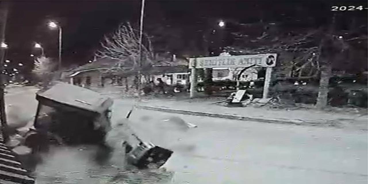 Sürücüsünün 50 Tl’sini Gasp Edip Kaçırdıkları Otomobille Kaza Yaptılar