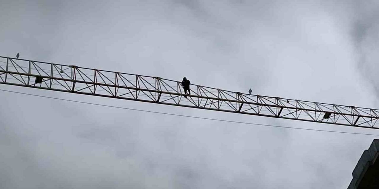 50 Metrelik Vincin Üzerine Çıkıp Aşağı Atlayacağını Söyleyen Şahsı Annesi İkna Etti
