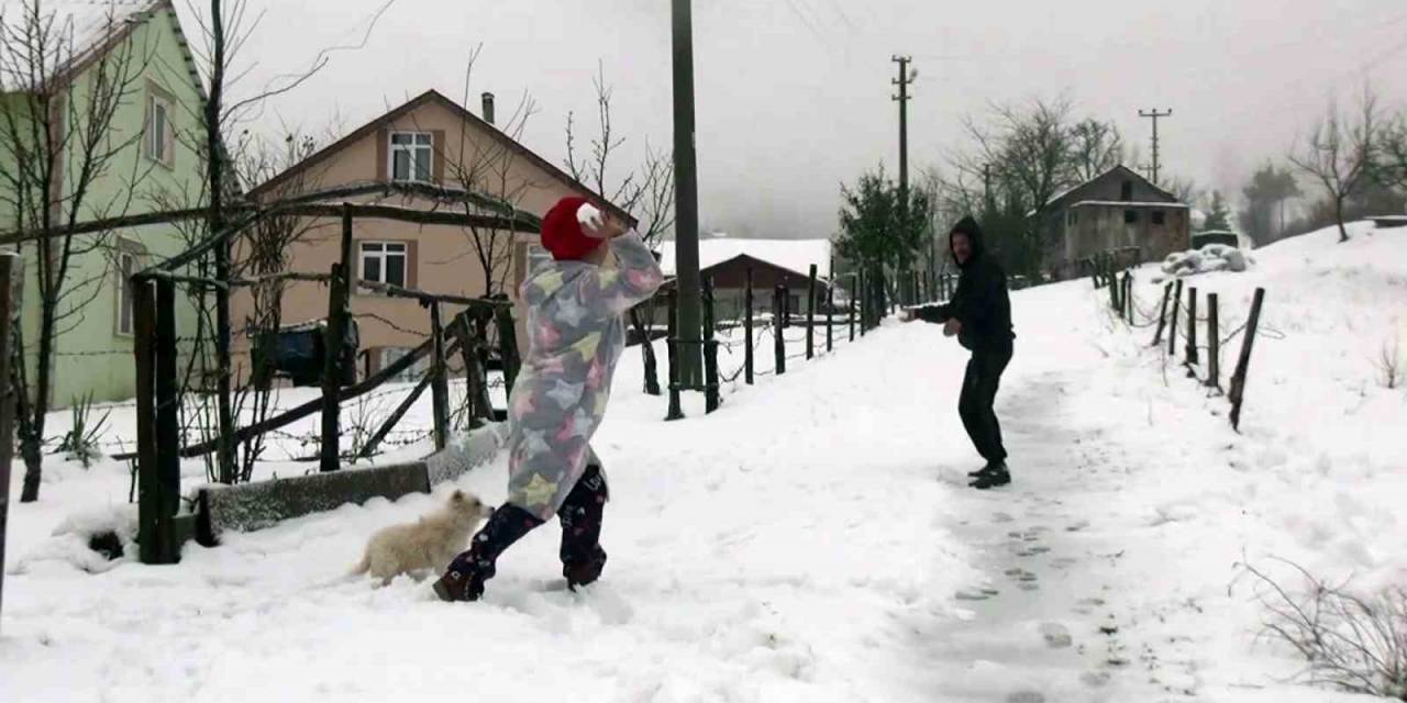 Sakarya’nın O Mahallesinde Kar Kalınlığı 45 Santimetreye Ulaştı