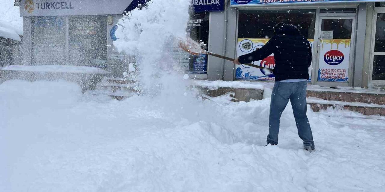 Kar Yağışı Yetişkinlere Çile, Çocuklara Mutluluk Oldu