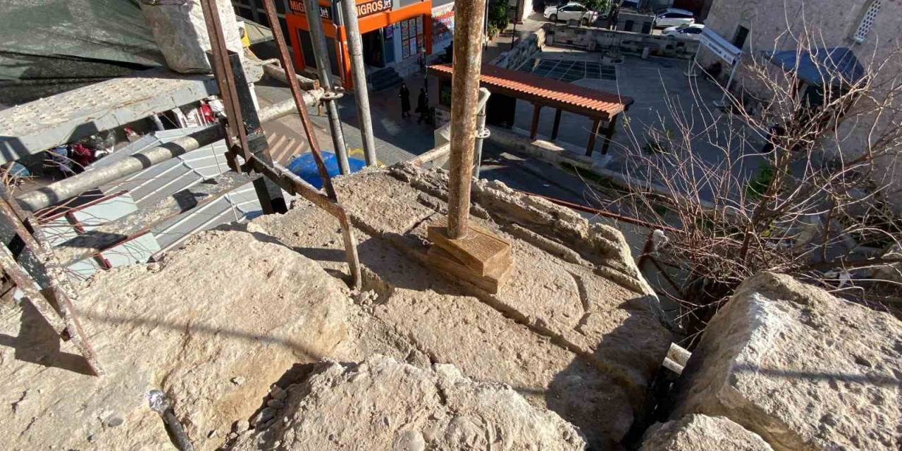 Antalya’da Saat Kulesi’nde, Harç Altından Roma Dönemine Ait Blokta Yunanca 2 Harf Çıktı