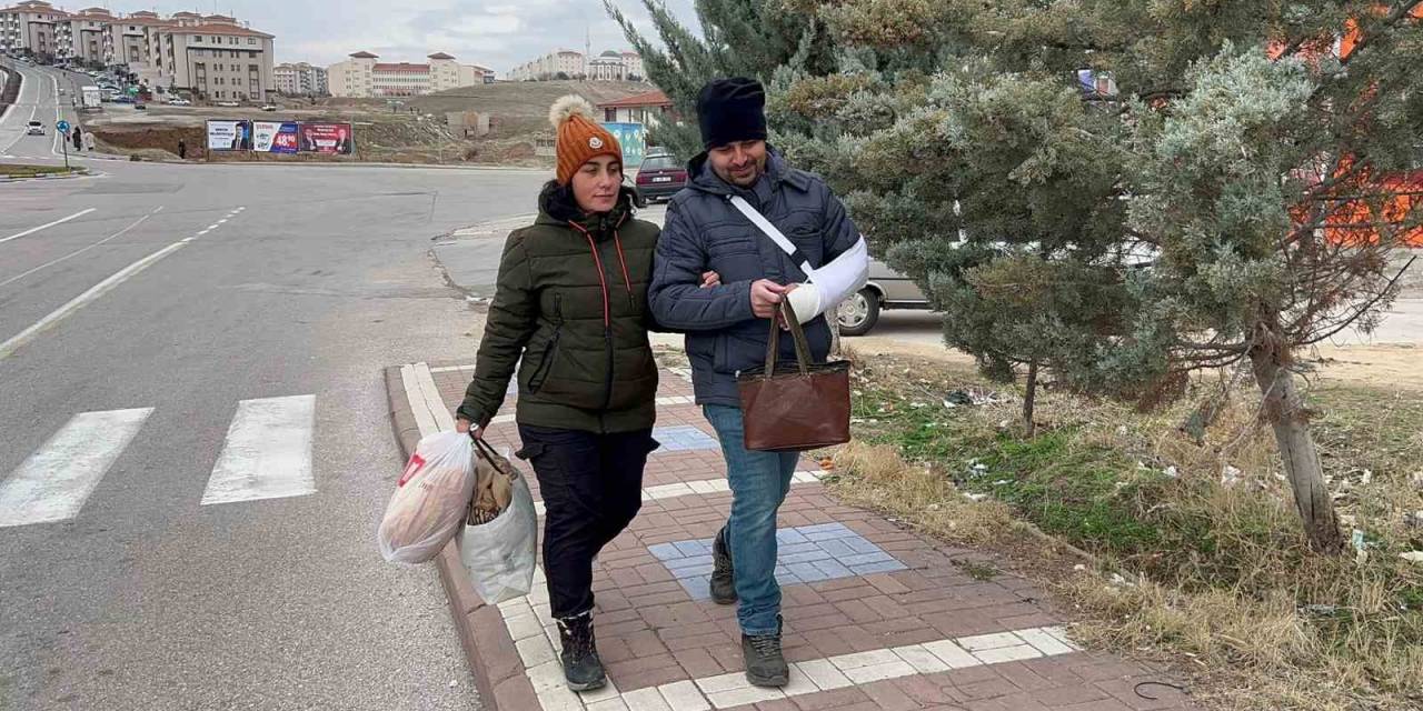 Durakta Çanta Bulan Çiftin Örnek Davranışı “İnsanlık Ölmemiş” Dedirtti