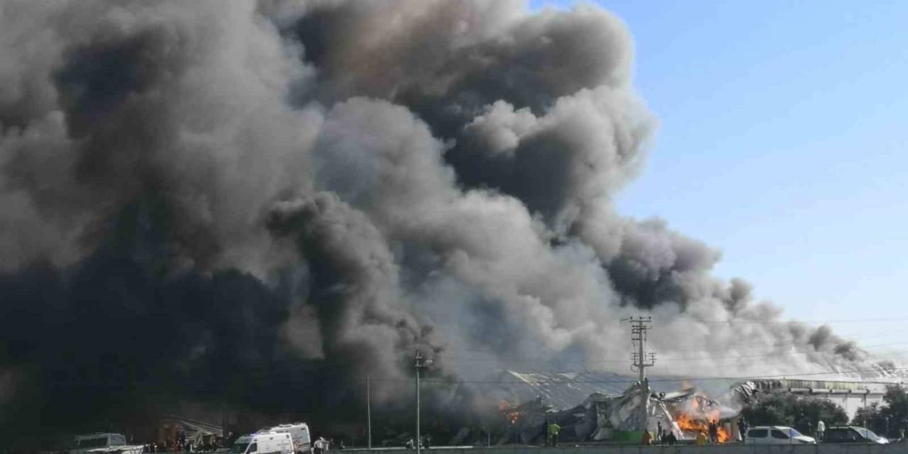 Mersin’de Paketleme Tesisinde Yangın Çok Sayıda Ekip Müdahale Ediyor